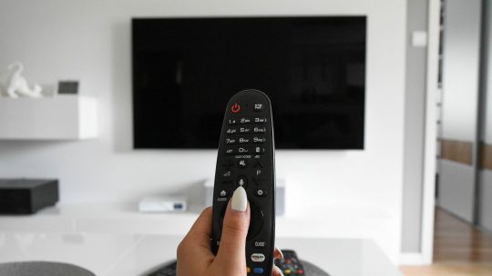 Telewizory Samsung – na co zwrócić uwagę przy zakupie odbiornika