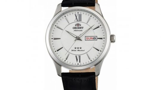 Czym wyróżnia się zegarek Orient FAB0B003W9?