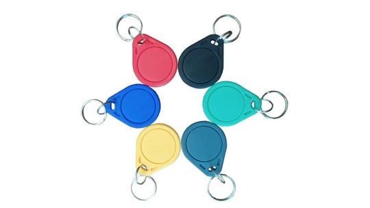 Brelok zbliżeniowy RFID 13,56 MHz z fabrycznie zaprogramowanym numerem