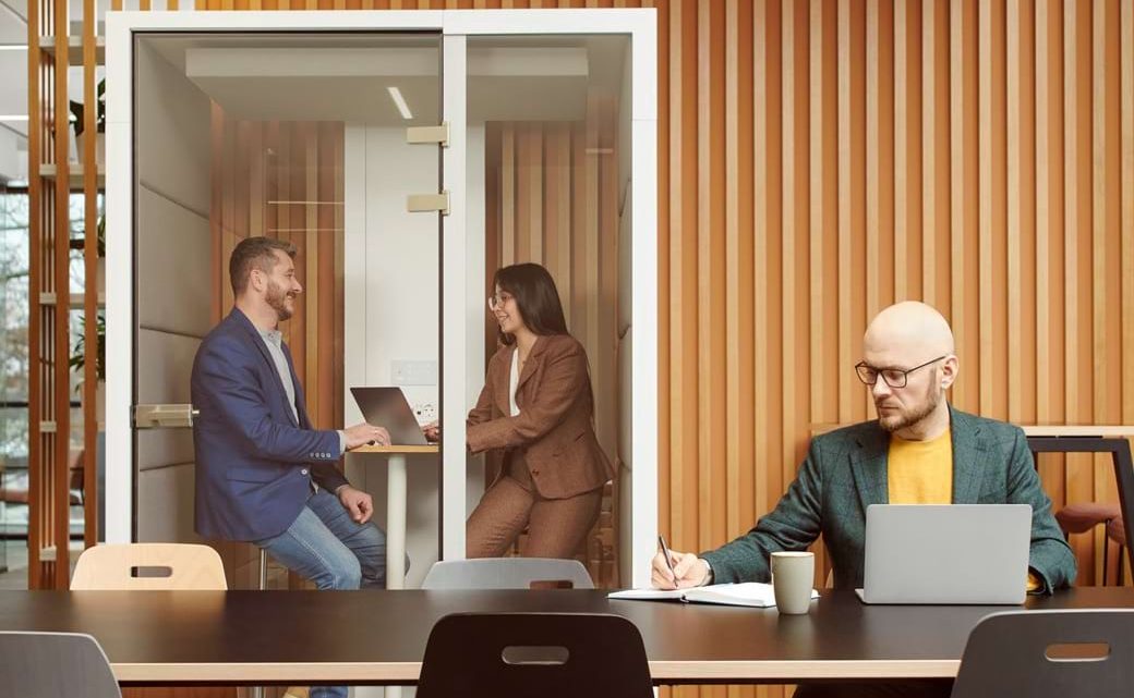 Budki telefoniczne do biura – nowoczesne rozwiązanie dla komfortu pracy